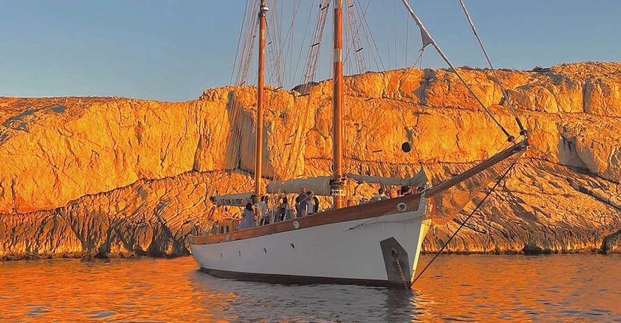 Marseille: Frioul Islands Sunset Cruise with Cocktail Dinner - Why this boat makes the evening memorable