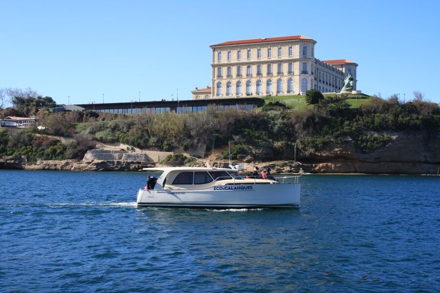 Marseille: Sunset Boat Cruise with Dinner and Drinks - A simple vegetarian dinner with Provence rosé