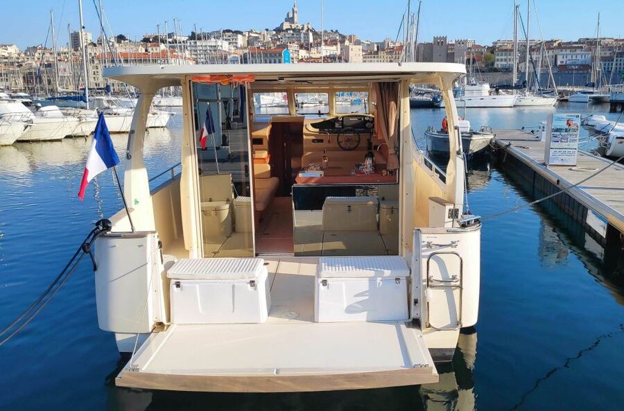 Marseille: Sunset Boat Cruise with Dinner and Drinks - Weather, safety, and useful packing advice