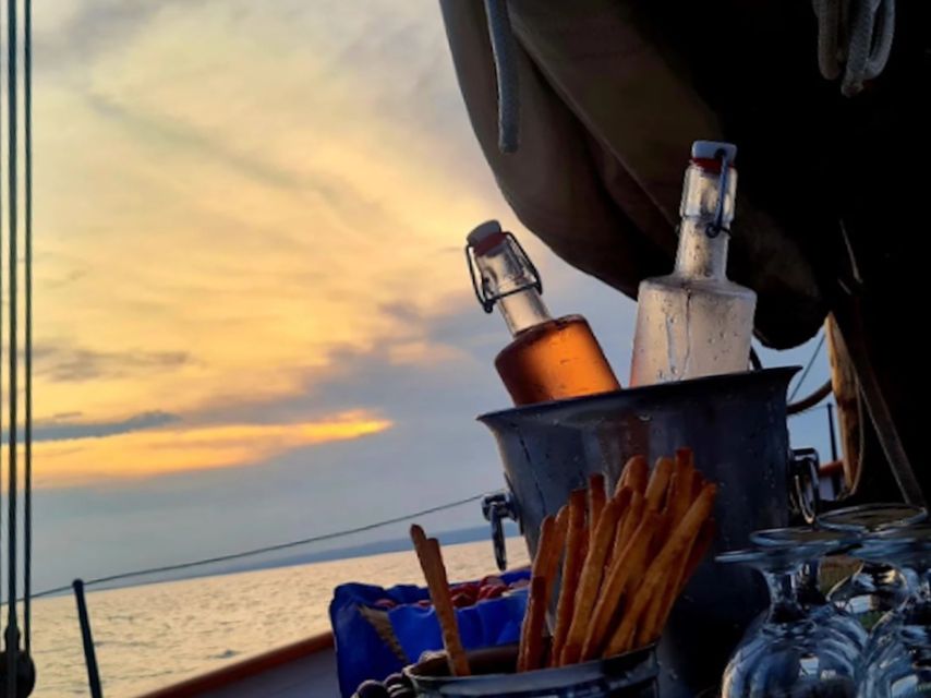Marseille: Sunset Cruise Cocktail-Dinner in Frioul Islands - Why this small cruise works so well