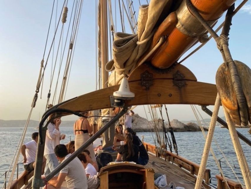 Marseille: Sunset Cruise Cocktail-Dinner in Frioul Islands - The 30-minute sail toward the Frioul Islands