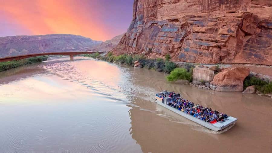 Moab: Colorado River Dinner Cruise with Music and Light Show - Key points at a glance