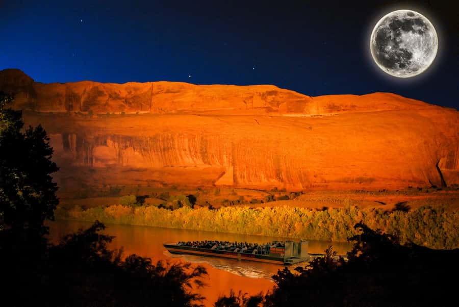 Moab: Colorado River Dinner Cruise with Music and Light Show - Boarding the flat-bottomed boat