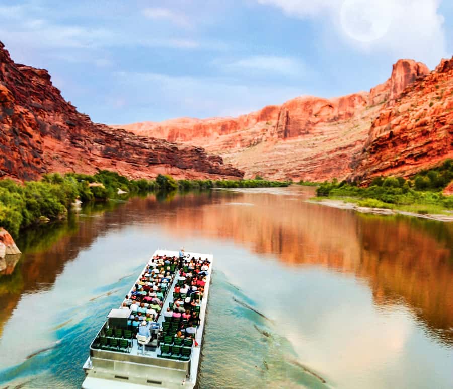 Moab: Colorado River Dinner Cruise with Music and Light Show - The 40,000-watt canyon light show