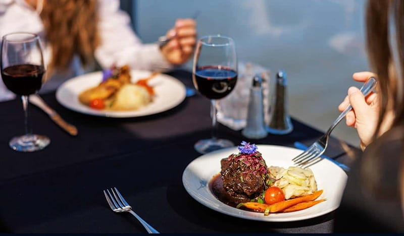 Montréal: 3 or 5-Course Dinner Cruise with DJ & Dancing - Boarding at the Grand Quai before sunset