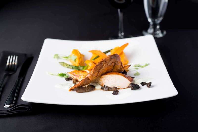 Montréal: 3 or 5-Course Dinner Cruise with DJ & Dancing - Who will enjoy this evening most?