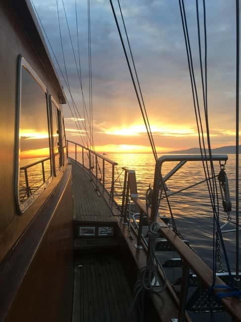 Mykonos: Sunset Boat Cruise with Light Dinner & Drinks - Dinner, drinks, and the sunset sail back
