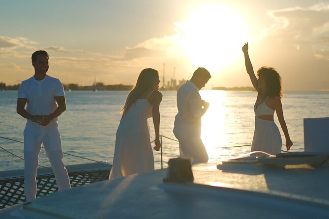 Nassau: Sunset Dinner Cruise - From Slip 7 to Paradise Island Harbor