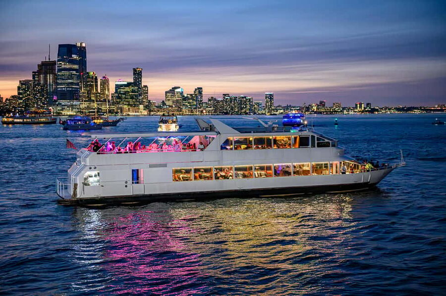 New York City: Gourmet Dinner Cruise with Live Music - Why this cruise works so well at sunset