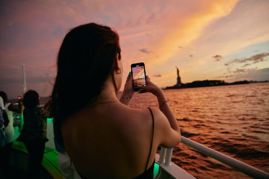 New York City: Gourmet Dinner Cruise with Live Music - Live music and the regular versus VIP choice