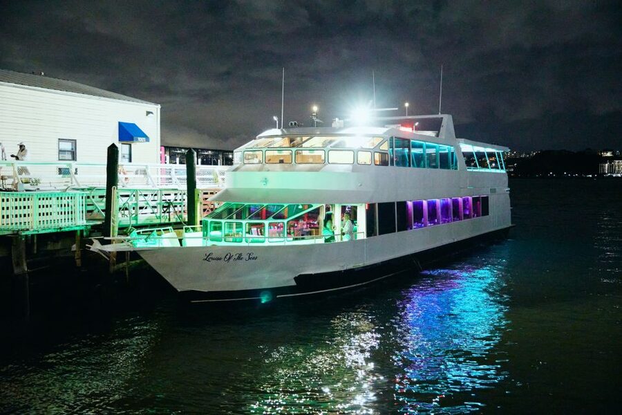 New York City: Gourmet Dinner Cruise with Live Music - Service, comfort, and the feel of the boat