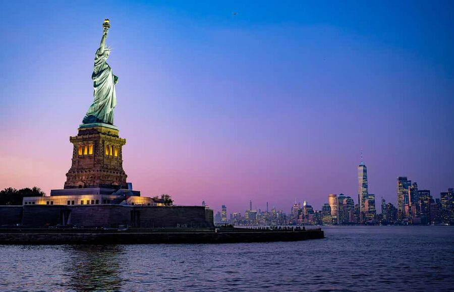 New York City: Gourmet Dinner Cruise with Live Music - Who should book this cruise?