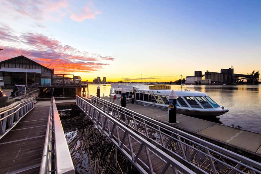 Newcastle: Harbour Dinner Cruise with Live Music - Boarding at Lee Wharf beside Honeysuckle Hotel