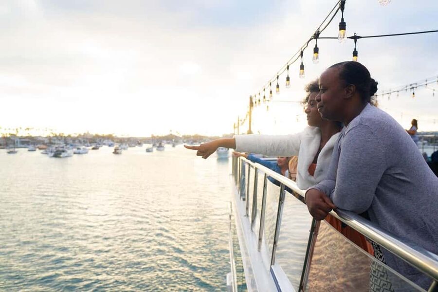 Newport Beach: City Cruises Weekend Dinner Cruise with DJ - DJ music, dancing, and the social mood