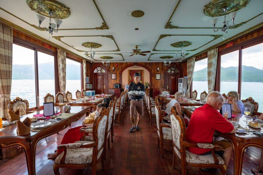 Nha Trang: Day Cruise Or Sunset Dinner Cruise on The Sea - Live violin and guitar after dark