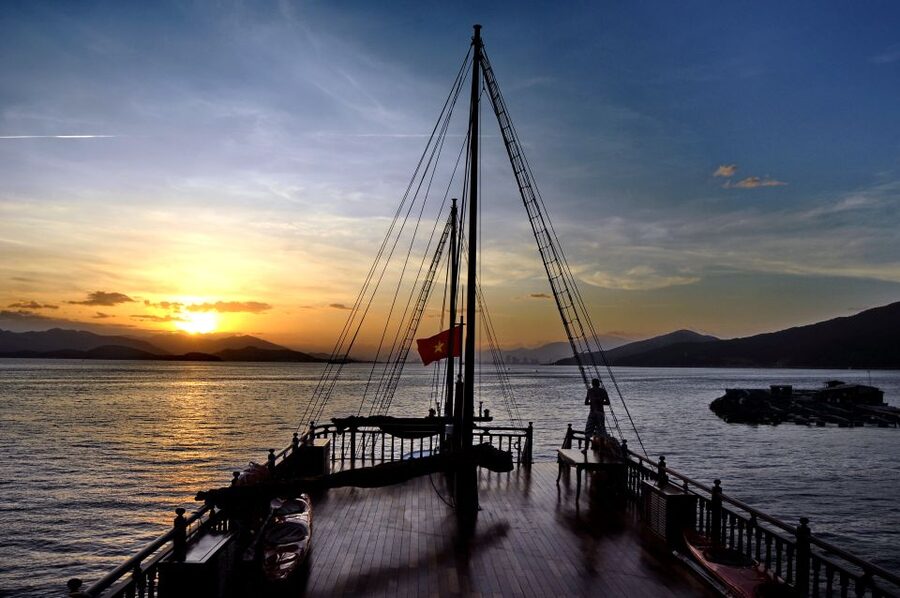 Nha Trang: Romantic Sunset Cocktails and Dinner Cruise - Setting off from Lộc Thọ around 3 p.m.
