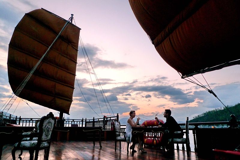 Nha Trang: Romantic Sunset Cocktails and Dinner Cruise - The five-course seafood dinner with lobster