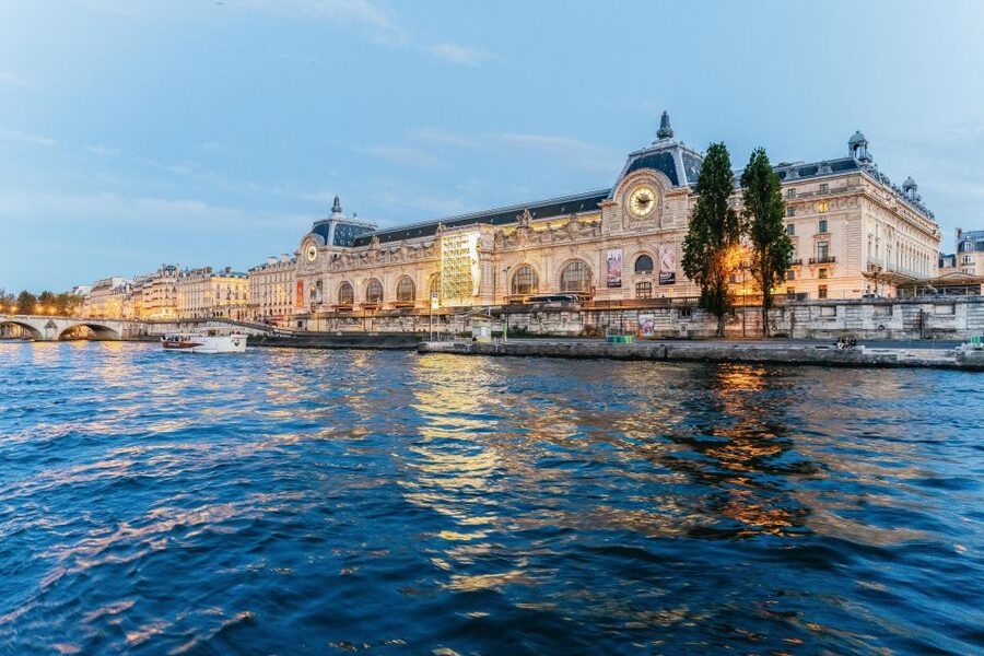 Paris: 3-Course-Dinner Cruise on the Seine with live music - Dinner on the Seine, with a little ceremony