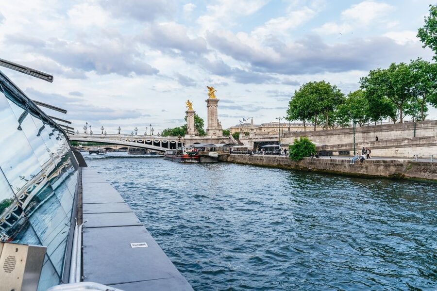 Paris: 3-Course-Dinner Cruise on the Seine with live music - From Pont Alexandre III to Les Invalides