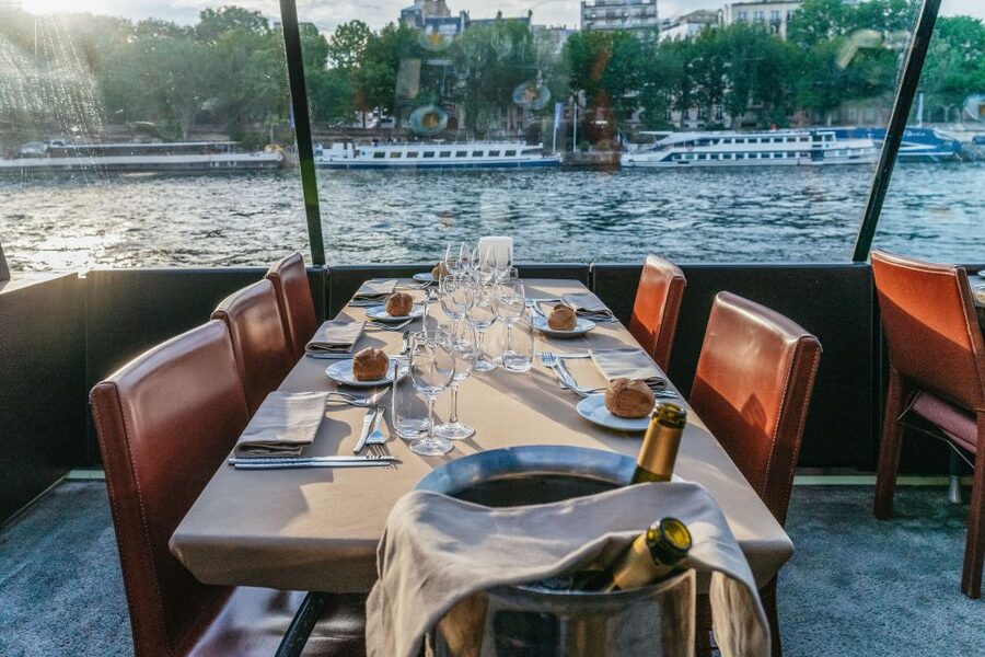 Paris: 3-Course-Dinner Cruise on the Seine with live music - Notre Dame, Pont des Arts, and the Louvre