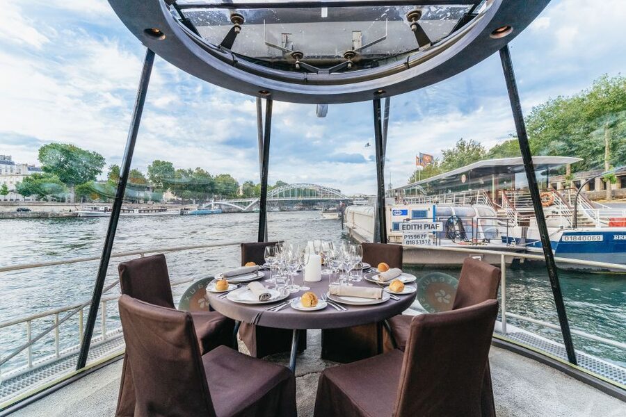 Paris: 3-Course-Dinner Cruise on the Seine with live music - Place de la Concorde, Grand Palais, and the Eiffel Tower finale