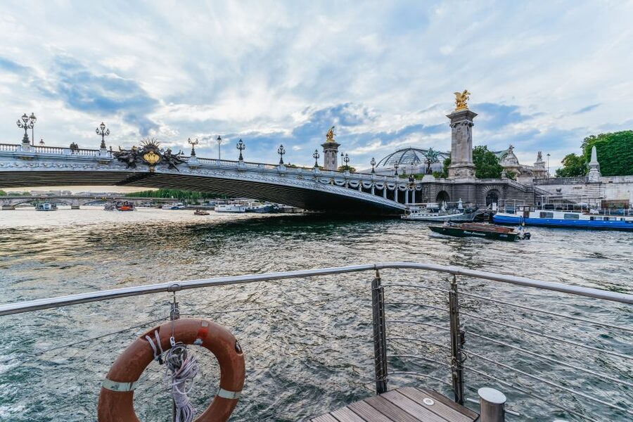 Paris: 3-Course-Dinner Cruise on the Seine with live music - How romantic is it, really?