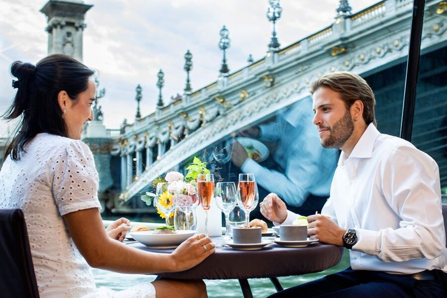 Paris: 3-Course-Dinner Cruise with Wine on the Seine River - The Seine route from Les Invalides to Île Saint-Louis