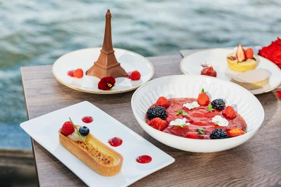 Paris : 3-Course Gourmet Dinner Cruise on Seine River - Dinner Service and the Three-Course Menu