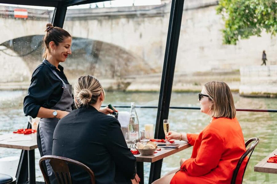 Paris : 3-Course Gourmet Dinner Cruise on Seine River - Live Music, Service, and the Mood Onboard