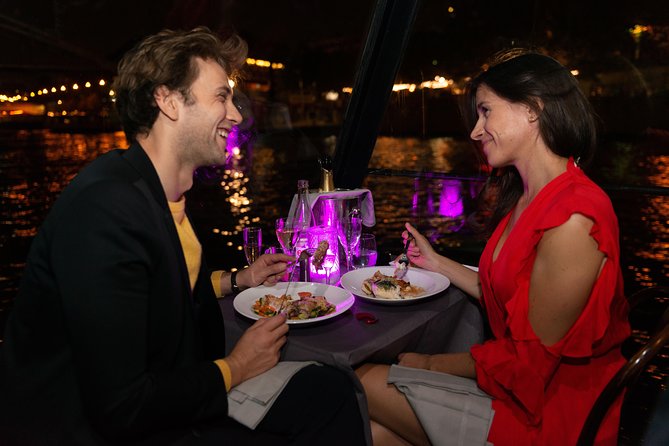Paris 3-Courses Gourmet Dinner Seine River Cruise with Champagne - Live music adds more than the menu can