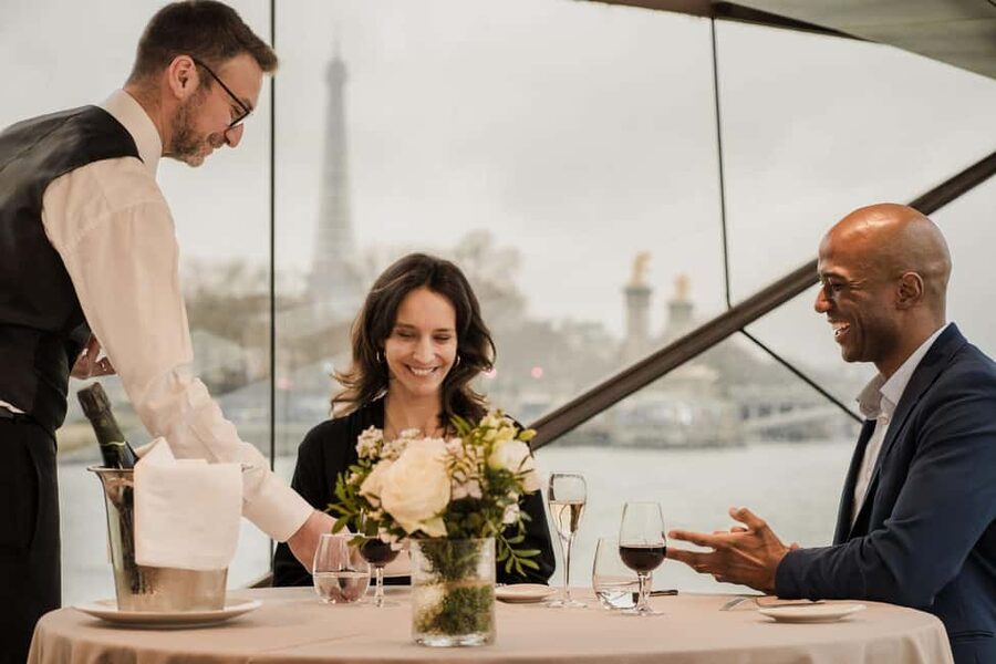 Paris: 4-Course Dinner Cruise on Seine River with Live Music - Key points to know before booking