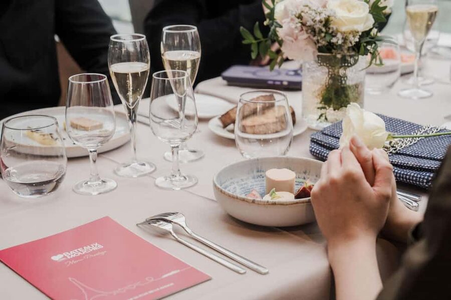 Paris: 4-Course Dinner Cruise on Seine River with Live Music - Pont Alexandre III and Musée d’Orsay