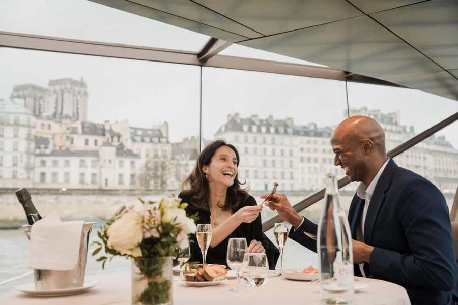 Paris: 4-Course Dinner Cruise on Seine River with Live Music - The Louvre, Pont des Arts, and Île Saint-Louis