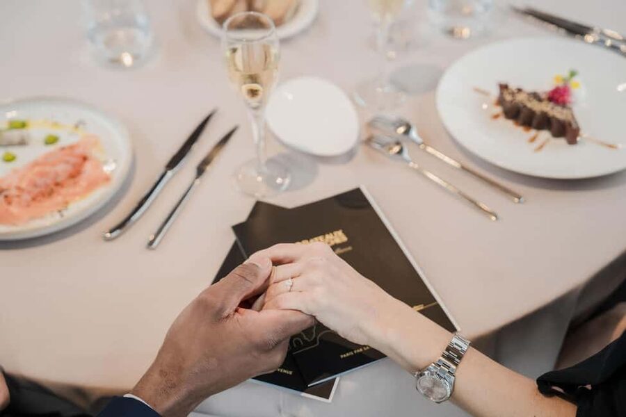 Paris: 4-Course Dinner Cruise on Seine River with Live Music - Notre Dame and the Conciergerie