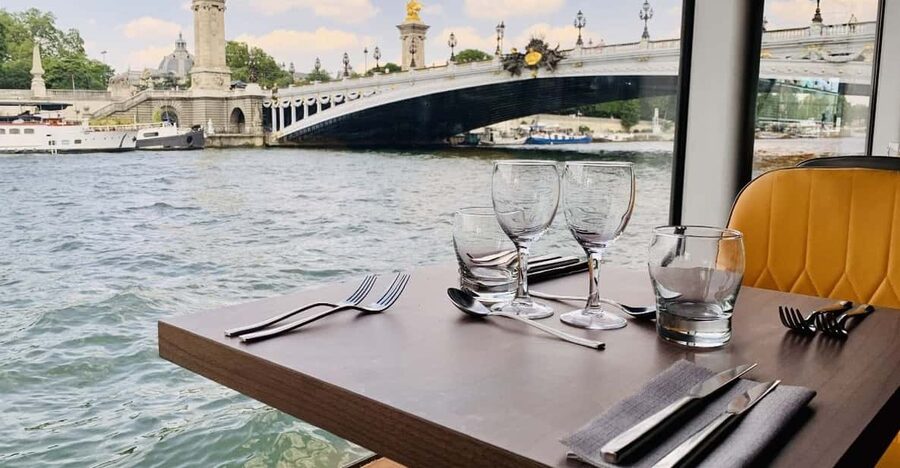 Paris : Bistronomic early dinner cruise - The three-course bistro meal