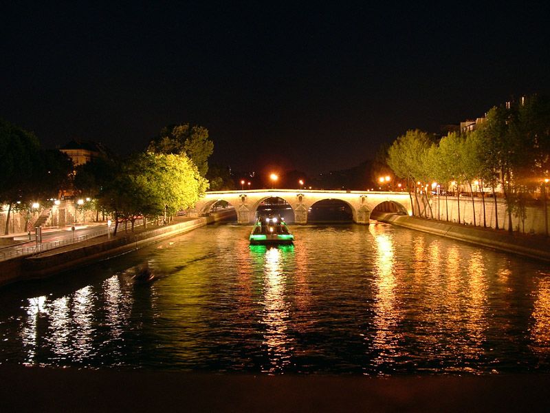 Paris: Dinner Cruise on the Seine and Eiffel Tower 2nd floor - What you see between the islands and bridges