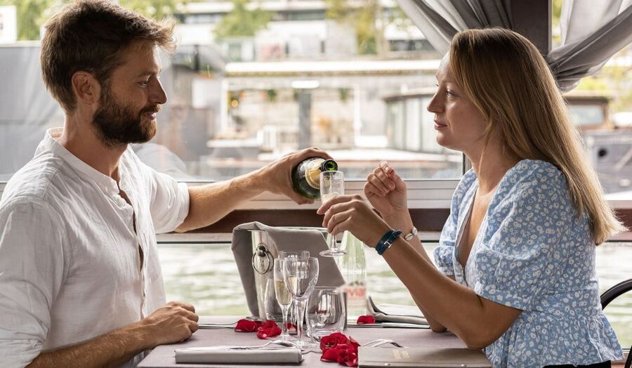 Paris: Early Evening Dinner Cruise on the River Seine - Seats, supplements, and the real price