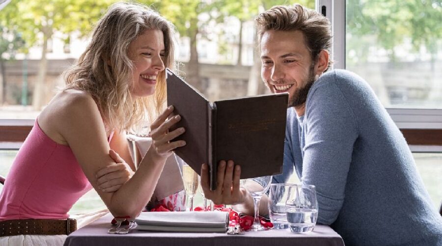 Paris: Early Evening Dinner Cruise on the River Seine - Why the early evening timing works