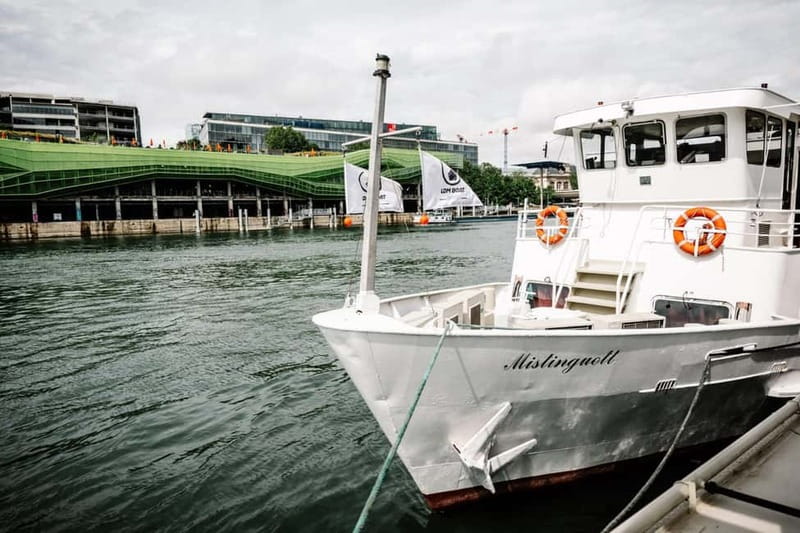 Paris: Gourmet 3-Course Dinner Cruise with French Wine - A moving view of eastern and central Paris