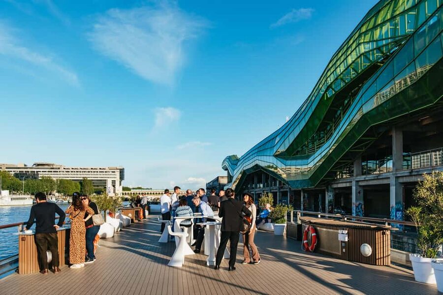 Paris: Gourmet Dinner Cruise on Seine River with Live Music - A moving view of Paris, stop by stop