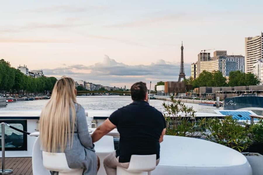 Paris: Gourmet Dinner Cruise on Seine River with Live Music - What dinner is actually like