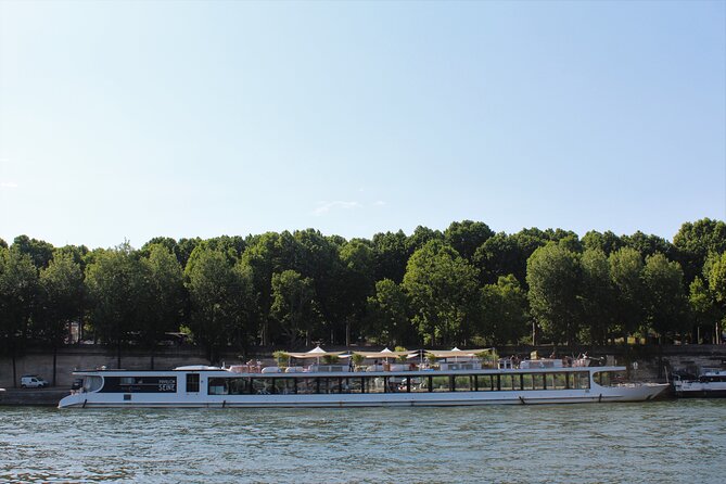 Paris Gourmet Dinner Seine River Cruise with Singer and DJ Set - A Paris evening built around the Seine