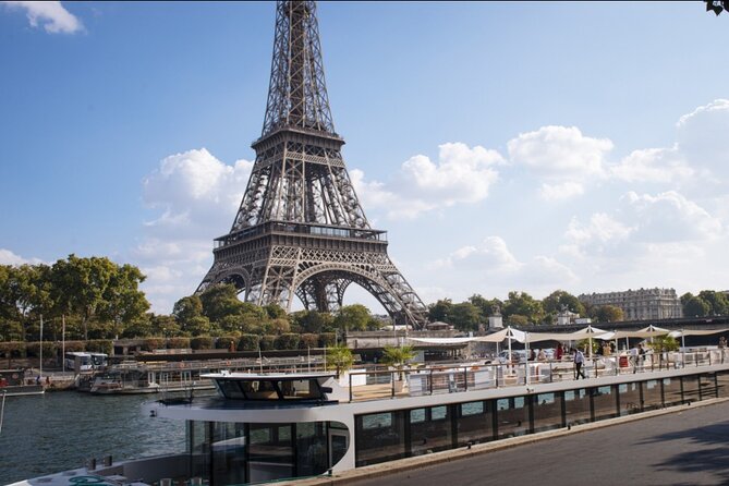 Paris Gourmet Dinner Seine River Cruise with Singer and DJ Set - The Louvre, Pont Neuf, and the heart of old Paris
