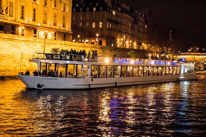 Paris Gourmet Dinner Seine River Cruise with Singer and DJ Set - Singer, DJ, and dancing after dinner