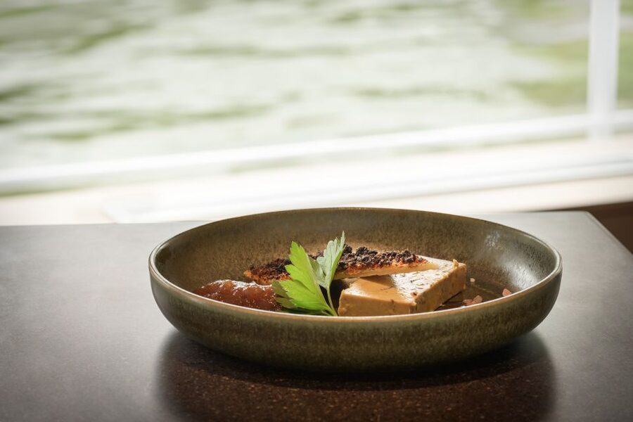 Paris: Romantic Cruise with 3-course Dinner on Seine River - Eiffel Tower views during the 105-minute river route