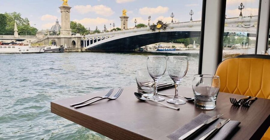 Paris: Seine River Bistronomic Dinner Cruise - Key points to know before boarding