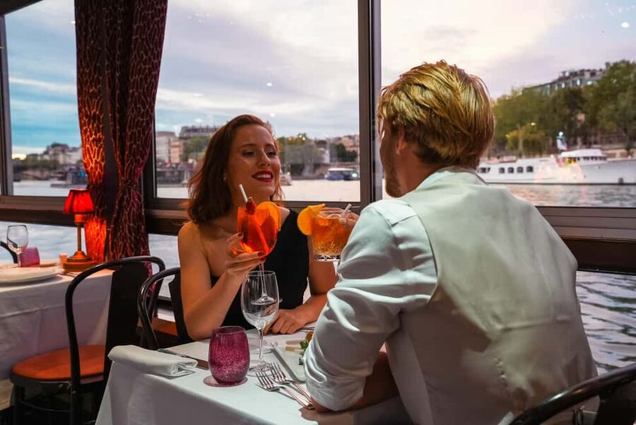 Paris: Seine River Cruise with 3-Course Dinner & Live Music - Live piano music, with a romantic but relaxed mood
