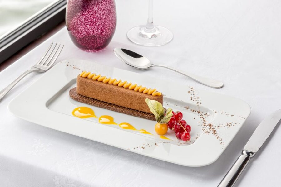 Paris: Seine River Cruise with 3-Course Dinner & Live Music - Choosing between the 6:45 PM and 9:15 PM sailings