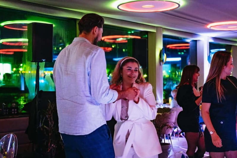 Paris: Seine river Dinner Cruise with 3-Course Gourmet Menu - Dinner first, dancing later