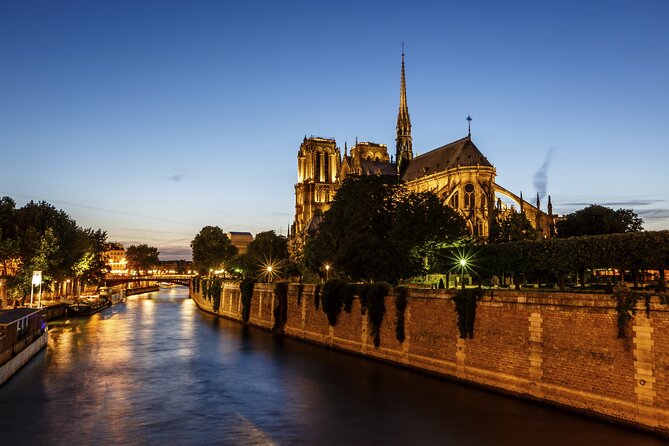 Paris Seine River Dinner Cruise with Champagne and Window Seating - Île de la Cité, Conciergerie, and Notre-Dame